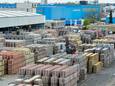 De opslag van bestratingsmateriaal van MBI De Steenmeesters in Veghel. Het bedrijf sluit de fabriek en stoot het terrein af.