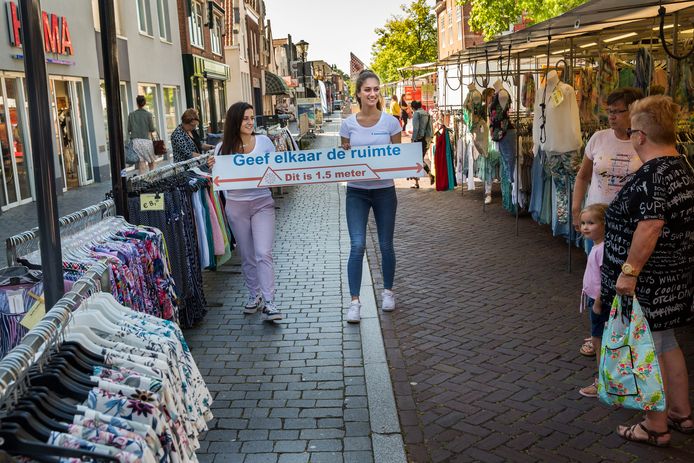 De vrouwen met hun 1,5 meter meetlat op de markt.