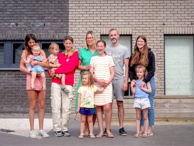 Stéphanie Planckaert kijkt binnen bij gezin van Stéphanie en Nico met 8 dochters: “Leven met 9 vrouwen, dat is mooi en meedogenloos”