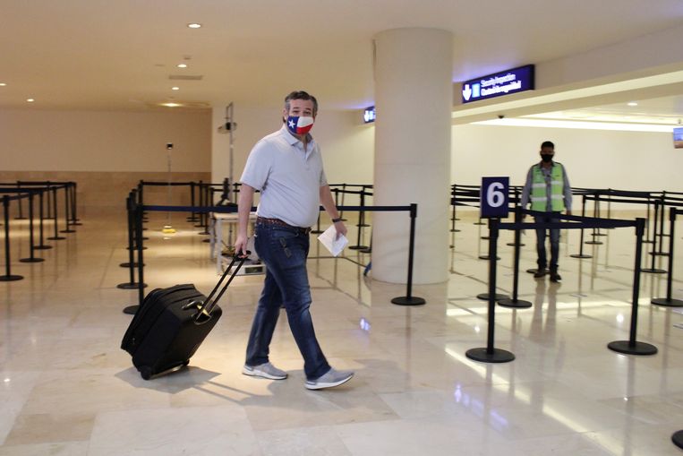 Senator Ted Cruz op het vliegveld van Cancun voor zijn terugreis naar de VS.  Beeld REUTERS