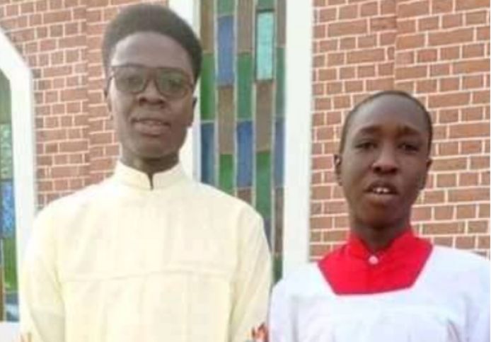 De 25-jarige Sule Ambrose (L) stierf tijdens de opvoering van de kruisiging van Jezus tijdens de paasviering in een universiteit in Nigeria