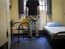 Man (28) stak uit het niets een andere arbeidsmigrant in zijn nek, omdat hij ‘een weekje vrij wilde’: OM eist dwangverpleging