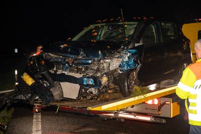 Personenauto vliegt uit de bocht op A58 bij Zegge: twee gewonden