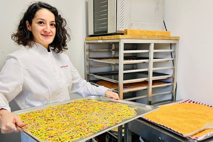 Özen Brummel van Zenchefkitchen in haar keuken met een blad vers gedroogde pasta.