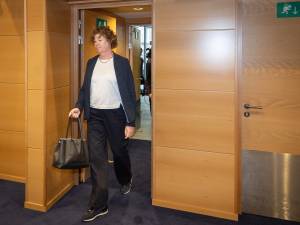 Sous le feu des critiques, Petra De Sutter se défend et charge... Paul Magnette