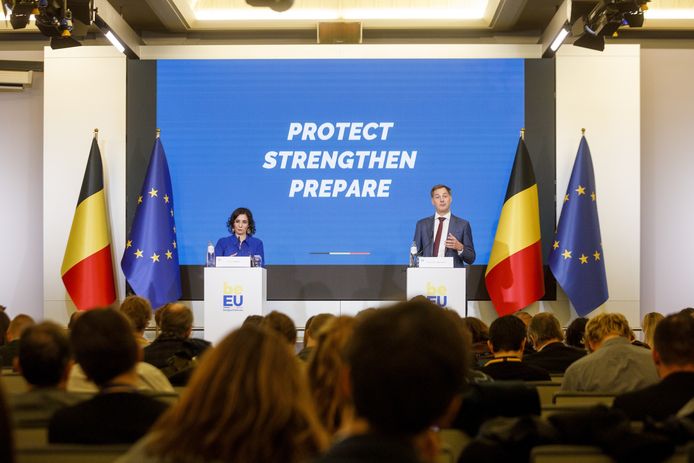 Premier Alexander De Croo (Open Vld) en minister van Buitenlandse Zaken Hadja Lahbib (MR) bij de voorstelling van het programma van het Belgische voorzitterschap van de Raad van de Europese Unie.