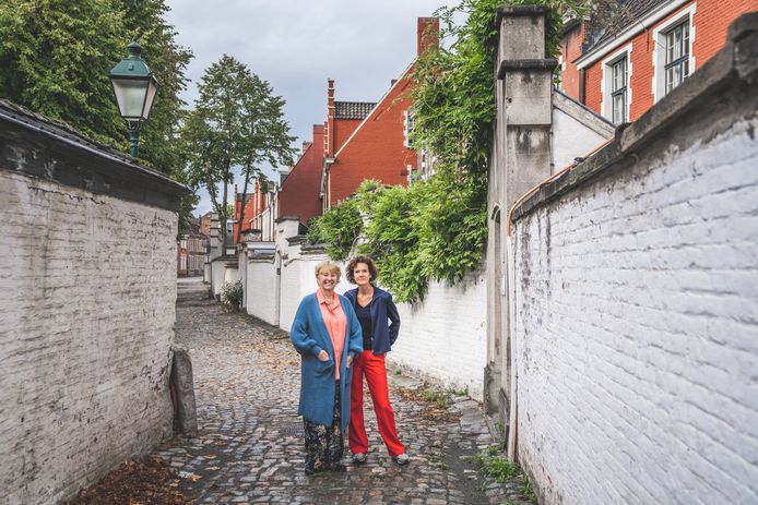 Buurvrouwen Barbra en Anke in hun begijnhof in Gent.
