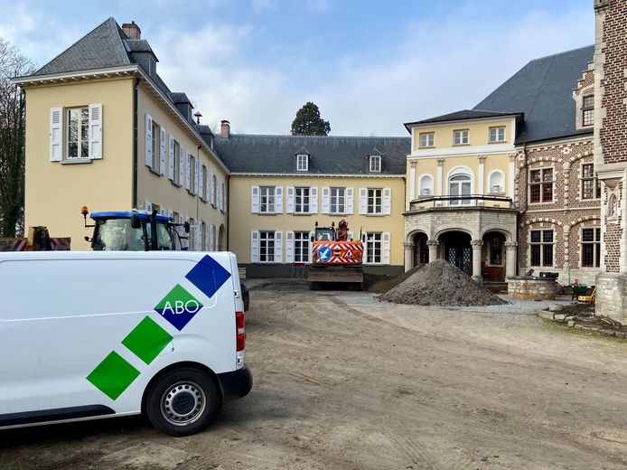 De werken aan de binnenkoer van het kasteel op Domein de Renesse zijn gestart