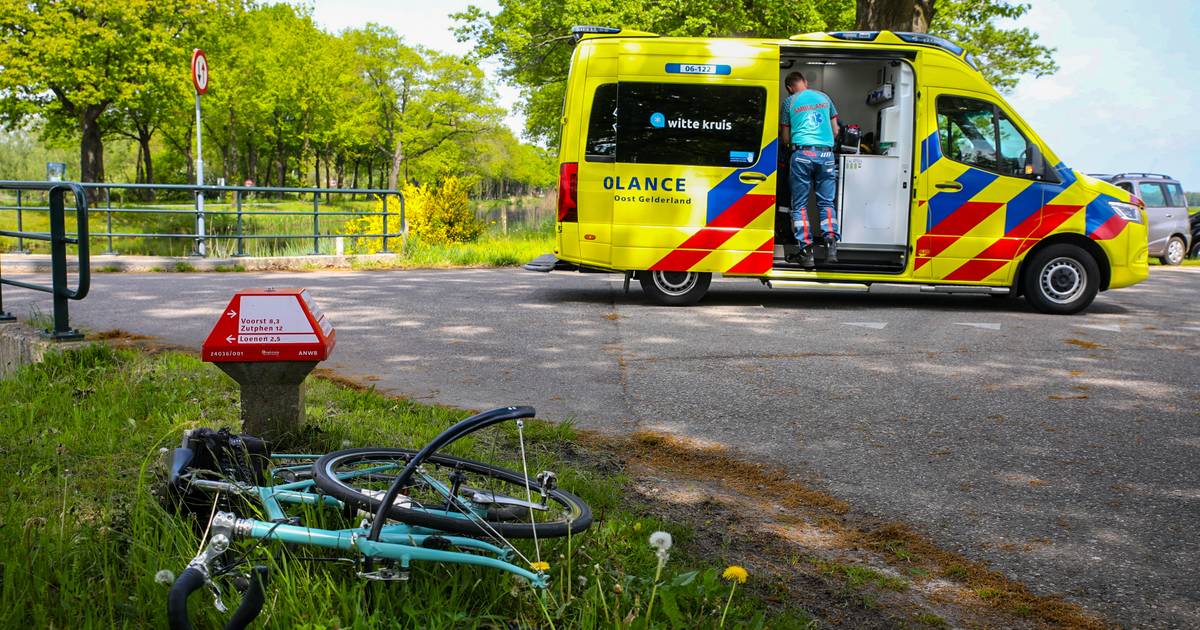 Fietser gewond na botsing met auto op beruchte ‘dodenweg’ in Loenen.