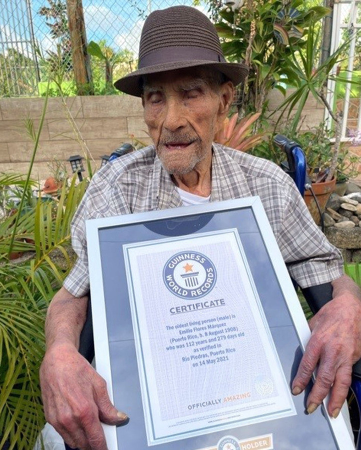 Emilio Flores Márquez met het certificaat dat bevestigt dat hij de oudste man ter wereld is.