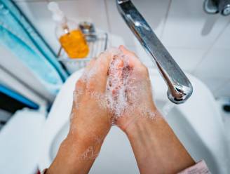 Handen wassen helpt: “Coronavirus overleeft 9 uur op de huid”, stelt Japanse studie