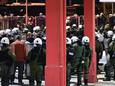 Massale politie-inzet bij het volleybalstadion in Athene na de uitgebroken rellen met fans van Olympiakos.