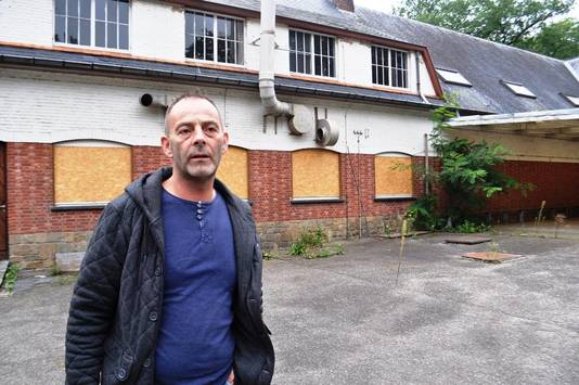 Ex-bewoner Ronny Moors aan de gebouwen, die in slechte staat verkeren.