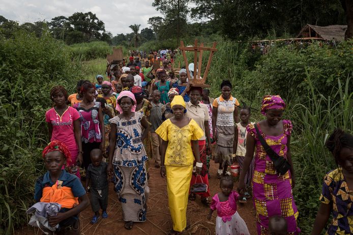 Archiefbeeld. Centraal-Afrikaanse vluchtelingen keren terug naar hun geïmproviseerde nederzetting na de mis in Ndu in het noorden van de Democratische Republiek Congo (13/08/2017)