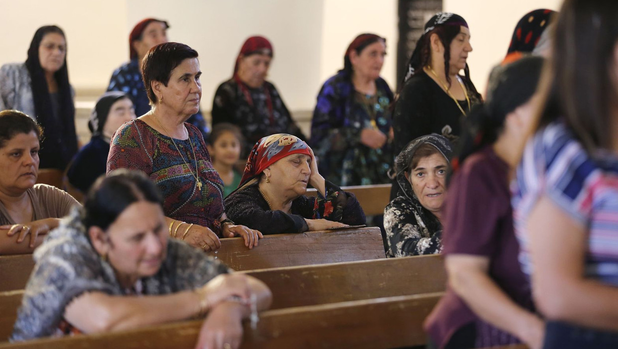 Gevluchte Iraakse christenen bidden in een kerk in Arbil, de hoofdstad van Koerdistan. Beeld afp