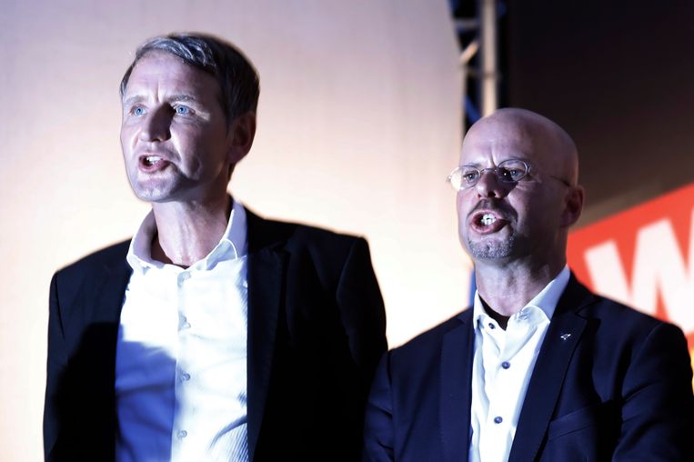 Andreas Kalbitz (rechts) en Björn Höcke (links) zingen het volkslied tijdens een verkiezingscampagne in Königs Wusterhausen. Beeld EPA