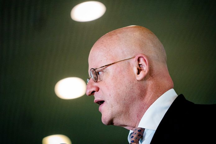 Minister Ferd Grapperhaus (Justitie en Veiligheid) staat de pers te woord.