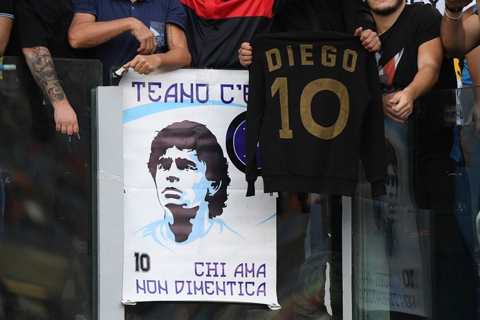 Fans met een eerbetoon aan Maradona