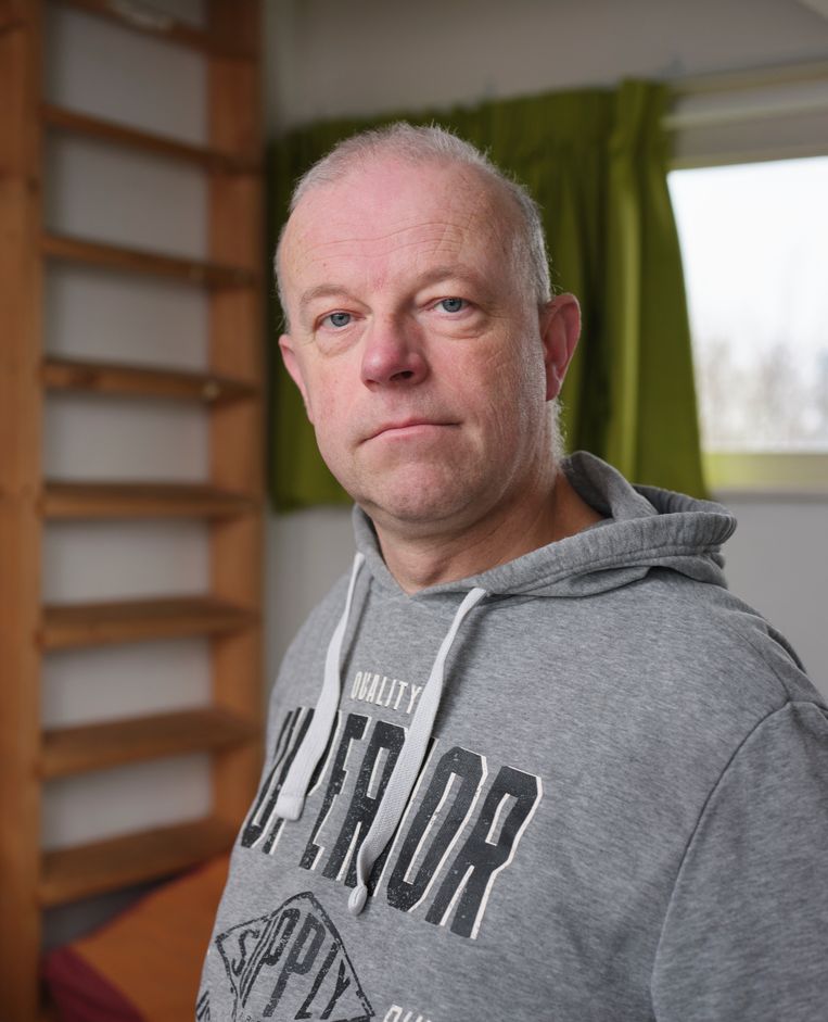 ‘Van de mensen met een coronapatiënt in huis, gaat haast de helft toch naar buiten. In de regel omdat ze een prangende reden hebben: de hond moet uitgelaten, men moet naar het werk, je dochter heeft trek in rijstwafels.’ Beeld Erik Smits