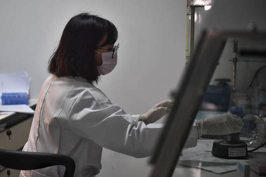 Een laborante aan het werk in het Centrum voor hetBestrijden van Infectieziekten aan de Chulalongkorn Universiteit in Bangkok. 

