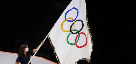La maire de Paris Anne Hidalgo reçoit le drapeau olympique, le Trocadéro fête la passation 