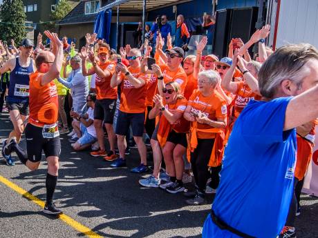 Te voet van Enschede naar Rotterdam: Zo slapen de deelnemers van de Roparun