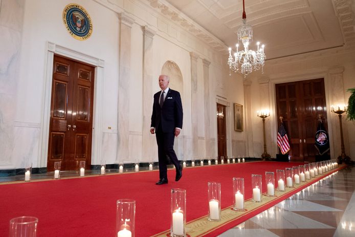 President Joe Biden vanuit het Witte Huis, waar kaarsen waren aangestoken om de slachtoffers in alle Amerikaanse staten te herdenken.