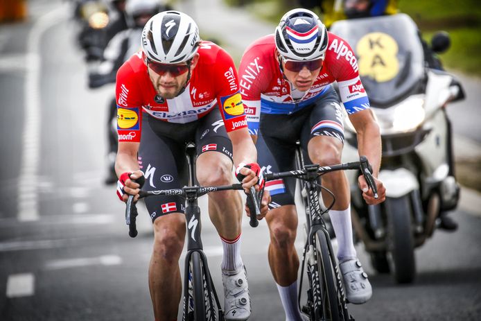 Kasper Asgren (a sinistra) e Matthew van der Poel durante il Giro delle Fiandre dello scorso anno.