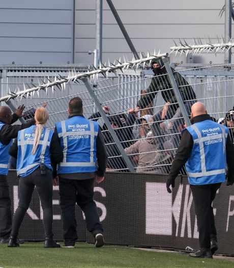 Rellende voetbalfans trekken zich van niemand iets aan en de steward is de dupe: ‘Hooliganisme is weer hip’