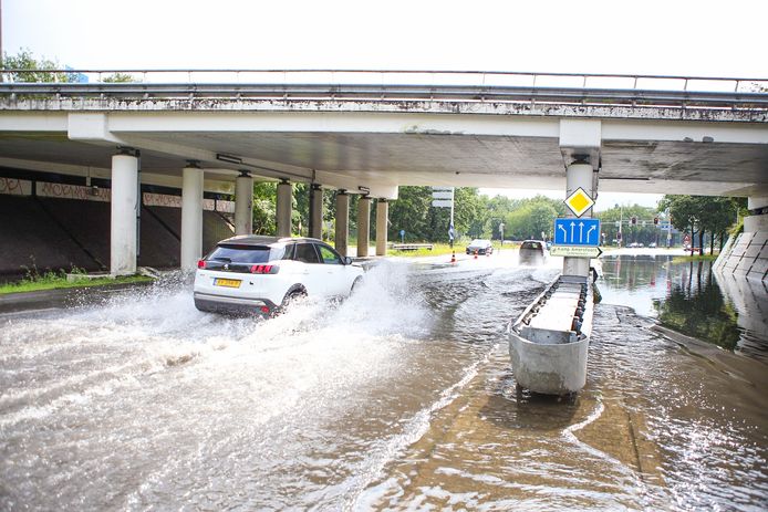 De tunnel op de Leusderweg/Doornseweg staat blank door wateroverlast.