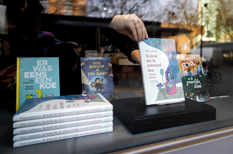 Door alle ophef groeide de vraag naar de boeken van Lammers. Boekenwinkels en bibliotheken presenteerden prominent zijn werk als statement Beeld ANP