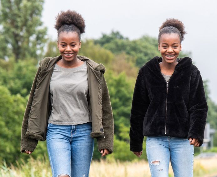 De tweeling Merlijn (L) en Adess (13) is regelmatig te vinden bij de Zwaluweseweg. ‘We maken hier selfies en foto’s van elkaar’