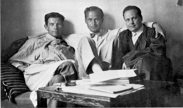 E. du Perron (rechts) en collega-schrijvers J. Slauerhoff (links) en A. Roland Holst (midden).