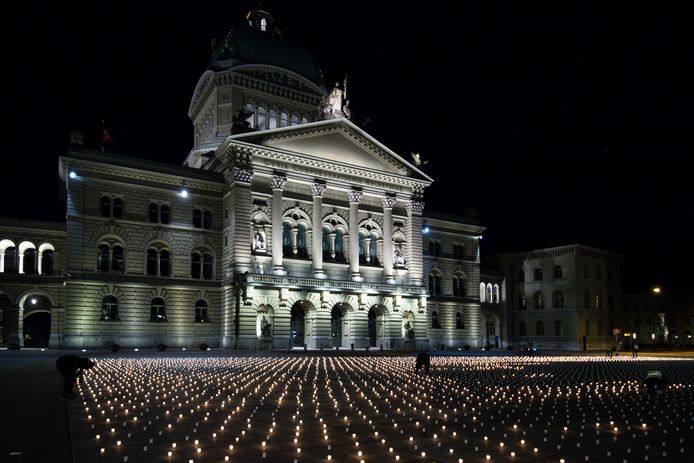 Kaarsen in de hoofdstad van Zwitserland, Bern, om alle slachtoffers van het coronavirus te herdenken