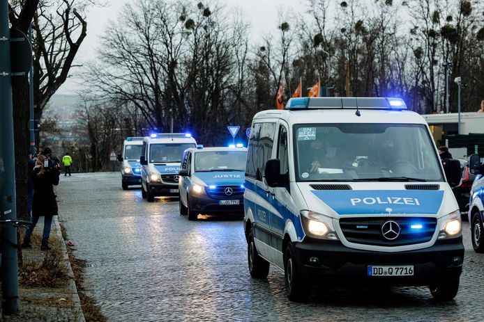 Transport van de beklaagden vandaag naar de rechtbank voor de start van het proces.