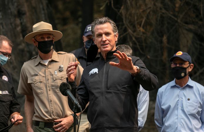 De gouverneur van Californië, Gavin Newsom, op een persconferentie in Big Basin Redwoods State Park, nadat hij de schade door de bosbranden ter plekke heeft opgenomen.