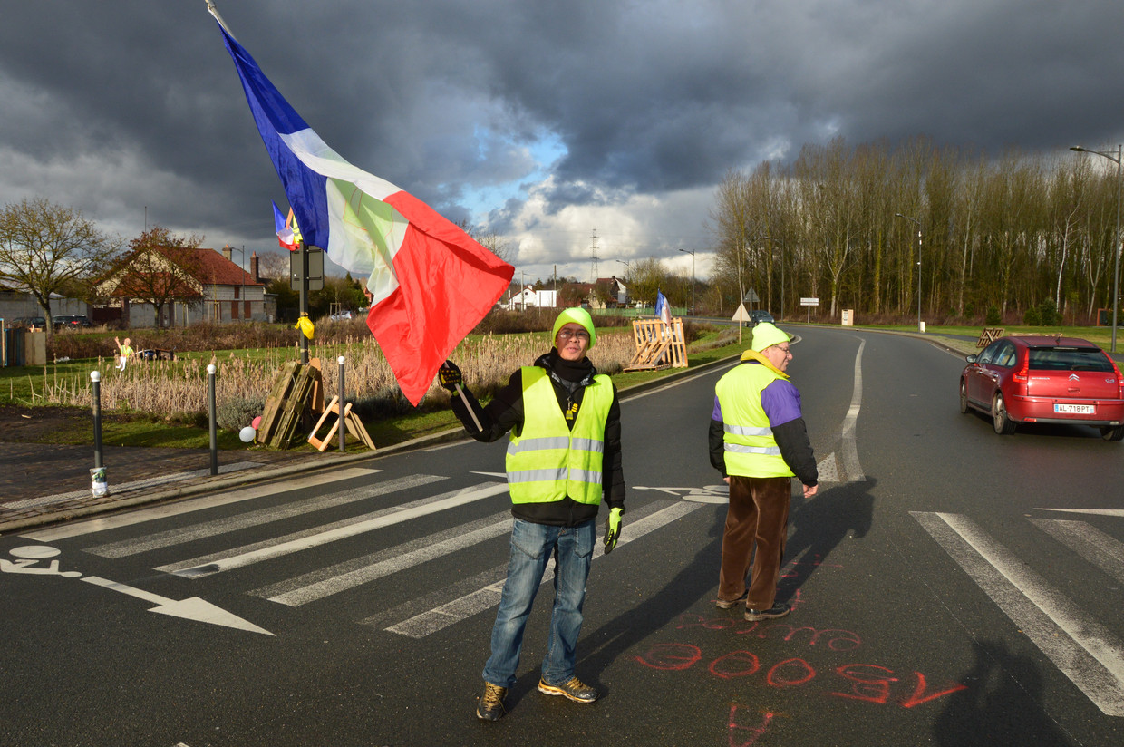De rotonde bij het Noord-Franse plaatsje Pont-Sainte-Maxence wordt elke dag ‘bewaakt’ door gele hesjes.  Beeld Kleis Jager