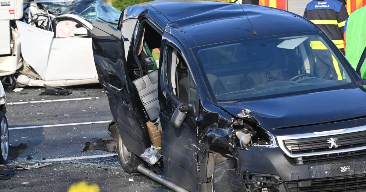 Ongeluk met vier autos op A16 bij Prinsenbeek, snelweg dicht.
