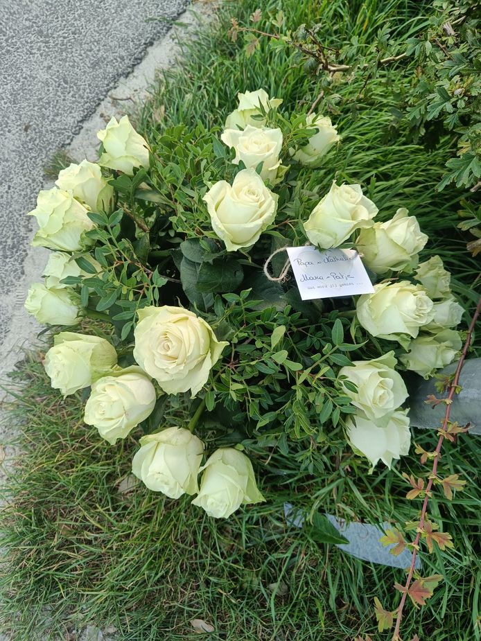 De ouders van het slachtoffer legden bloemen neer op de plek waar hun zoon aangereden werd.
