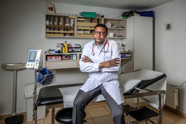 ‘Ik begrijp waarom de dokters in de buurt mijn patiënten niet willen. Soms moeten we de politie erbij halen, maar ik ben niet bang.’ Beeld Geert Van de Velde