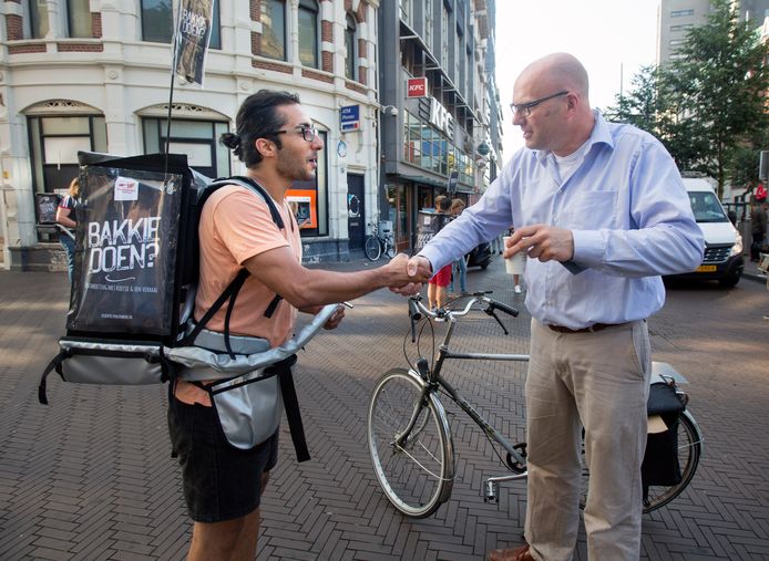 Syriër Johnny Dkdan tijdens een eerdere 'Bakkie doen' actie, deze zomer in Den Haag.