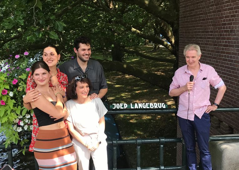 De Joep Langebrug aan de Beethovenstraat werd zondag onthuld door journalist Frank van Kolfschooten (rechts), zorgwethouder Shula Rijxman (wit t-shirt) en drie kinderen van Joep Lange. Beeld 