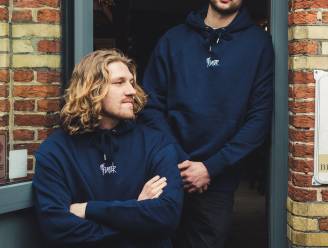 1,5 jaar geleden namen Rik en Klaas (allebei 26) hun stamcafé De Flater over: “Het heeft alle verwachtingen overtroffen”