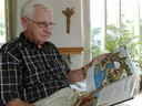 Archieffoto van Wim Boksebeld, tijdens een vakantie bij zijn zus in Raalte, bladerend in een boek over Haïtiaanse kunst.