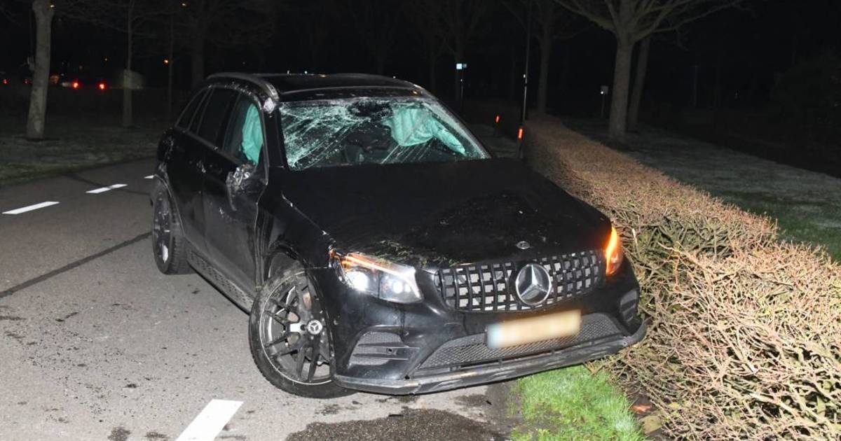Automobiliste ramt lantaarnpaal in Hansweert en moet mee naar het bureau
