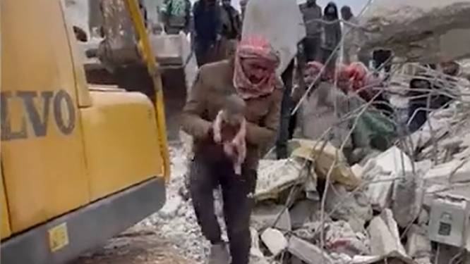 Pasgeboren baby nog met navelstreng uit puin gehaald in Syrië, familie redt het niet
