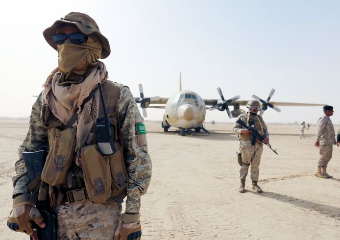 Saoedische soldaten op een vliegveld in de Jemenitische provincie Marib.