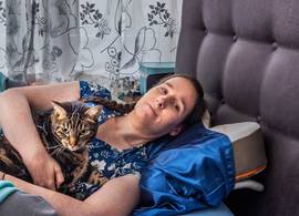 Suzanne ligt 23,5 uur per dag op bed: “Het lijkt soms alsof mijn leven op pauze staat”