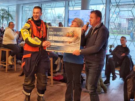 Stichting schenkt 10.000 euro aan KNRM Urk na laatste schaatsfestijn voor schipperskinderen