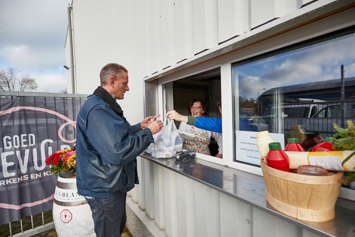 Saskia en Janneke verkopen op vrijdag- en zaterdagmiddag gebakken vis aan de Zweedsestraat.